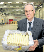 Bis Ostern gibt es mehr davon: Geschäftsführer Hans Lehar in der OGA-Versandhalle mit einer 5-Kilo-Kiste badischem Spargel der Klasse I.