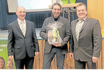 Referent Johannes Volz (mitte) mit dem Vorsitzenden im Maschinenring Linzgau Karl-Heinz Mayer (r.) und Geschäftsführer Alfred Krug.