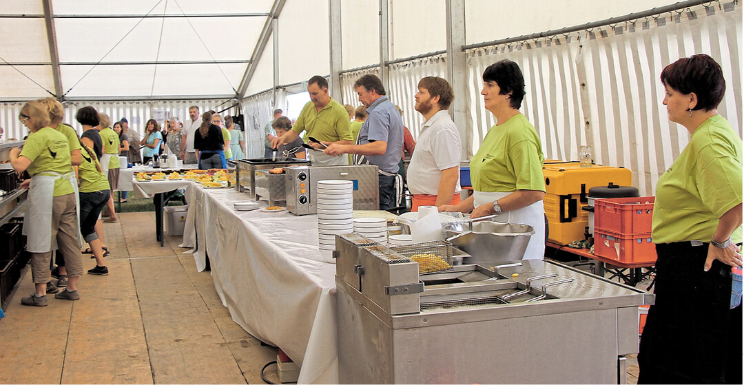 Bei diesem Hoffest wurde der Küche viel Platz eingeräumt, sodass die Zubereitung der Speisen und das Anrichten der Teller mit ausreichend Abstand zur Essensausgabe stattfinden kann.