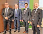 Sie informierten über Syngenta Agro (v.l.): Dr. Manfred Hudetz, Geschäftsführer, Peter Hefner, Leiter Corporate Affairs, Dr. Thomas Pape, Leiter Verkauf, und Dr. Thomas Räder, Leiter Marketing.