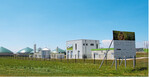 Kurze Wege: Links die Fermenter zur Biogaserzeugung der Biogasanlage Riedlingen; rechts die Biogasaufbereitungsanlage von Erdgas Südwest.