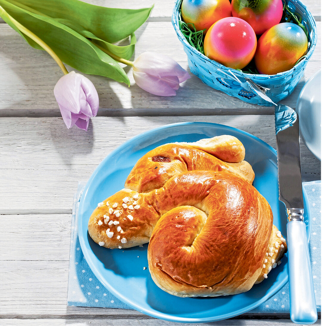 Gebäck aus Hefeteig ist an den Osterfeiertagen besonders beliebt, zum Beispiel in Form kunstvoll geflochtener Nestchen, mit weißen oder bunten Eiern. Geformte Osterhasen haben eine lange Tradition und Symbolcharakter, den ersten Nachwuchs im Frühjahr bringen die Hasen zur Welt.