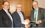 Jürgen Bentz (Mitte) wird vom Bauernverbandsvorsitzenden Klaus Mugele (r.) und Geschäftsführer Helmut Bleher für sein 20-jähriges Engagement als Ortsobmann von Braunsbach geehrt.