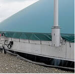 Unterirdische Behälter benötigen eine Leckagefolie bis Geländeoberkante.