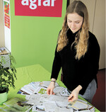 Auszubildende Emily Korsch zog im Verlag Eugen Ulmer die Gewinner des Bauernkalender-Preisrätsels.