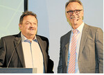 Vorsitzender Hubert Bernhard (l.) gratulierte Geschäftsführer Hubert Hengge zu dessen 30-jährigem Dienstjubiläum.