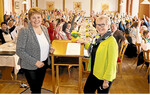 Noch vor der Coronakrise hielten die Ehinger Landfrauen ihren Kreislandfrauentag ab und fanden ein begeistertes Publikum. Vizepräsidentin Doris Härle (l.) und Kreisvorsitzende Heidi Nothacker freuten sich mit ihnen.