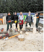 Fünf Landfrauen wagten sich ans Werk und schnitzten mit der Motorsäge kleine Kunstwerke.