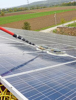 Regelmäßige Reinigung erhält die Wirtschaftlichkeit der Fotovoltaikanlage.