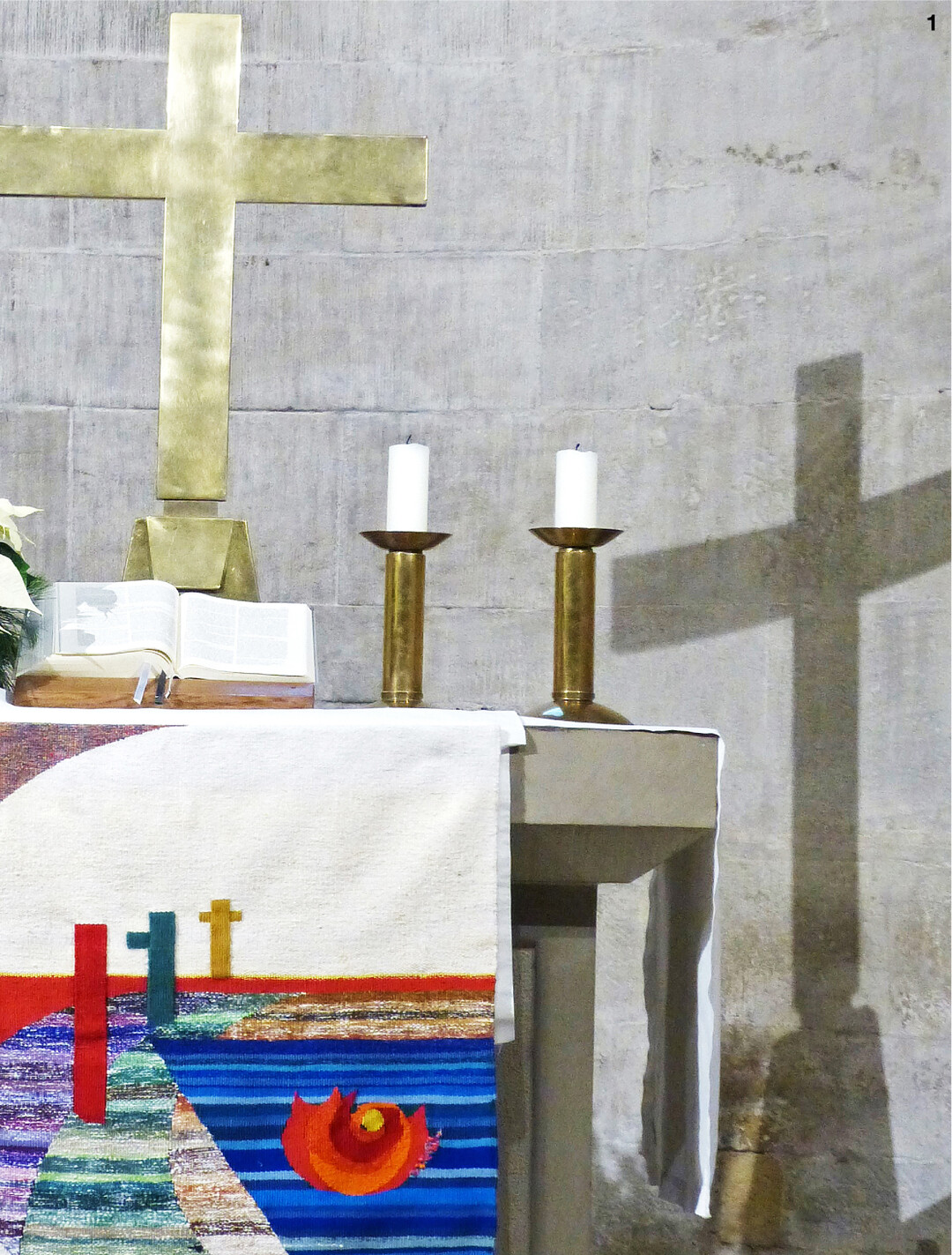 Den Altar der vor rund 910 Jahren erbauten Martinskirche in Neckartailfingen schmückt an Ostern das neue, weiße Parament von Angelika Paerschke: Das Erdenrund mit Maria und Jesuskind im Blau der Marienfarbe und österliche Kreuze.
