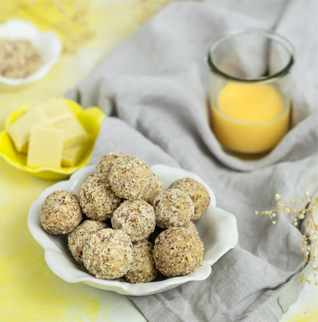 Eierlikörpralinen leckeres Ostergeschenk Zutaten 225 g weiße Schokolade, 140 g Mandeln, 75 ml Eierlikör und 30 g Butter Zubereitung Mandeln fein hacken. Schokolade grob hacken. Einen Topf mit Wasser fürs Wasserbad aufsetzen. Gehackte Schokolade in eine Metallschüssel füllen und über dem Wasserbad schmelzen lassen. 110 g der Mandeln, Butter und Eierlikör zu der geschmolzenen Schokolade geben. Verrühren bis eine gleichmäßige Masse entsteht. Für 60 Minuten in den Kühlschrank stellen. Je länger, desto härter wird die Masse. Einen Teller mit den restlichen gemahlenen Mandeln bedecken. Einen Teelöffel der Pralinenmasse abnehmen, in der Hand zu einer Kugel formen und in den gemahlenen Mandeln wälzen. So verfahren, bis alle Eierlikör-Pralinen geformt und gewälzt sind. Isabelle Arndt