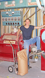 Rosi Vollbrecht-Osswald setzt die Mühle einmal pro Woche in Gang. Die italienische Getreidewalzenmaschine kaufte ihr Vater vor 48 Jahren.