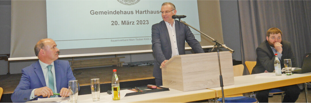 Die Akteure der Delegiertenversammlung des Bauernverbandes Main-Tauber, von links: Vorsitzender Reinhard Friedrich, Gastredner Norbert Lins und Geschäftsführer Stefan Fröber.