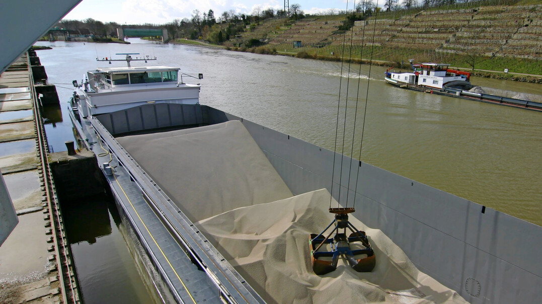 Die Zuladung eines Binnenschiffs hängt vom Wasserstand ab. Fällt der Pegel unter eine bestimmte Marke, werden Frachtzuschläge erhoben. Das kann den Transport beispielsweise von Dünger oder Getreide verteuern.