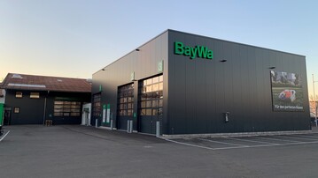  Auf knapp 700 Quadratmetern Flche wurde eine moderne Werksttte angebaut, die ber acht Montagepltze, eine Diagnosestation, eine Reifenstation, eine Kleinmotorenwerkstatt und ein 3-stckiges Ersatzteillager verfgt.