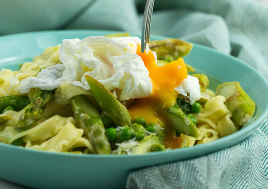 Fettuccine mit grnem Spargel und pochiertem Ei