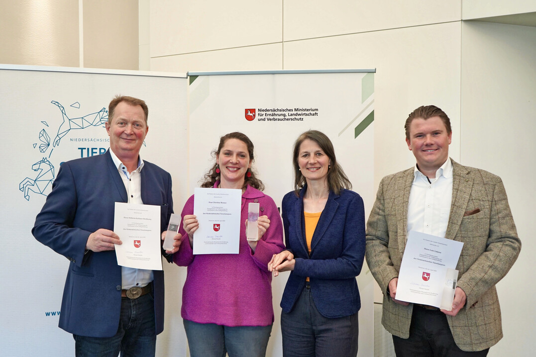 Landwirtschaftsministerin Miriam Staudte (2. v. r.) mit den Preistrgern des Tierschutzpreises 2024 (v. l.): Wilhelm Kollmer-Heidkamp (2. Platz), Christine Bremer (1. Platz), Lutz Ltjens (2. Platz).