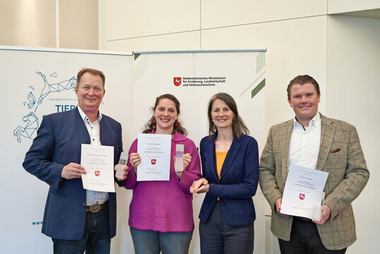 Landwirtschaftsministerin Miriam Staudte (2. v. r.) mit den Preistrgern des Tierschutzpreises 2024 (v. l.): Wilhelm Kollmer-Heidkamp (2. Platz), Christine Bremer (1. Platz), Lutz Ltjens (2. Platz).