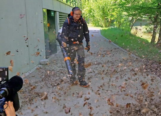 Viel Wind: Am Ufer der Rems stellte Michael Traub den neuen Laubblser vor, der seine Kraft aus  Akkus zieht. 
