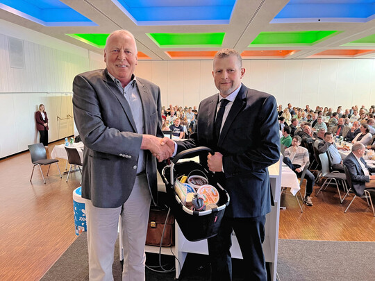 32 Jahre ehrenamtlich fr die Milchwirtschaft aktiv: Aus dem Vorstand verabschiedet wurde Josef Puhrer (l.) aus Geislingen-Aufhausen, der 1997 ber das damalige Milchwerk Geislingen in den Aufssichtsrat der Milchwerke Schwaben kam. Im Jahr 2010 wechselte er in den Vorstand, in dem er nun 15 Jahre als stellvertretender Vorstandsvorsitzender ttig war. Im Namen aller Gremiumsmitglieder und Milcherzeuger bedankte sich Joachim Keller bei Josef Puhrer fr das langjhrige Engagement fr die Milchwerke Schwaben. 