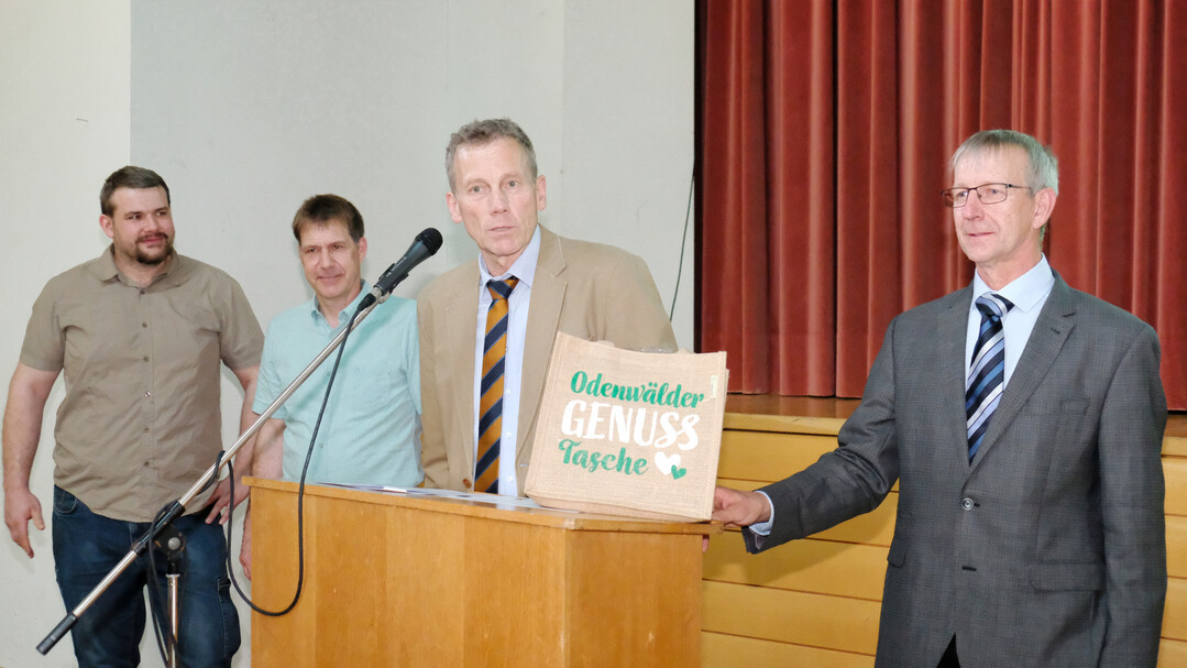 Kreisvorsitzender Albert Gramling (r.) und seine Stellvertreter Eric Keppeler (l.) und Udo Holder (2. v. l.) berraschen Geschftsfhrer Andreas Sigmund auf der Mitgliederversammlung mit einer Ehrung zum 30-jhrigen Dienstjubilum.