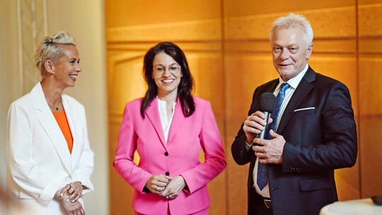 Bundesminister Alois Rainer (r.) mit den beiden parlamentarischen Staatssekretärinnen Silvia Breher und Martina Englhardt-Kopf (l.).