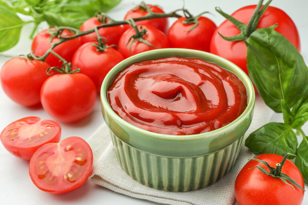 Der fertige Ketchup kann zum Beispiel zu Pommes serviert werden.