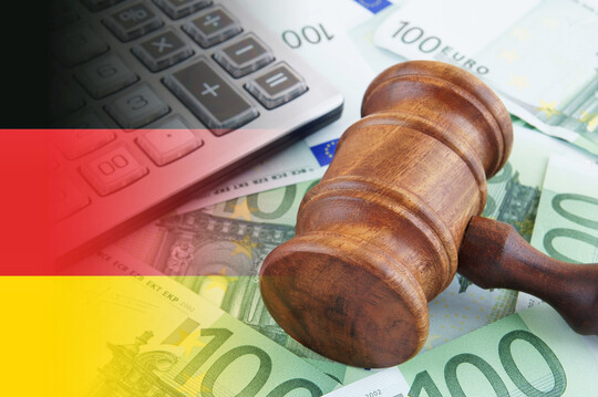 Ein Konstruktionsfehler an einem Fressgitter führte zu einer schweren Verletzung – doch der Händler haftet nur bei eigenem Verschulden.