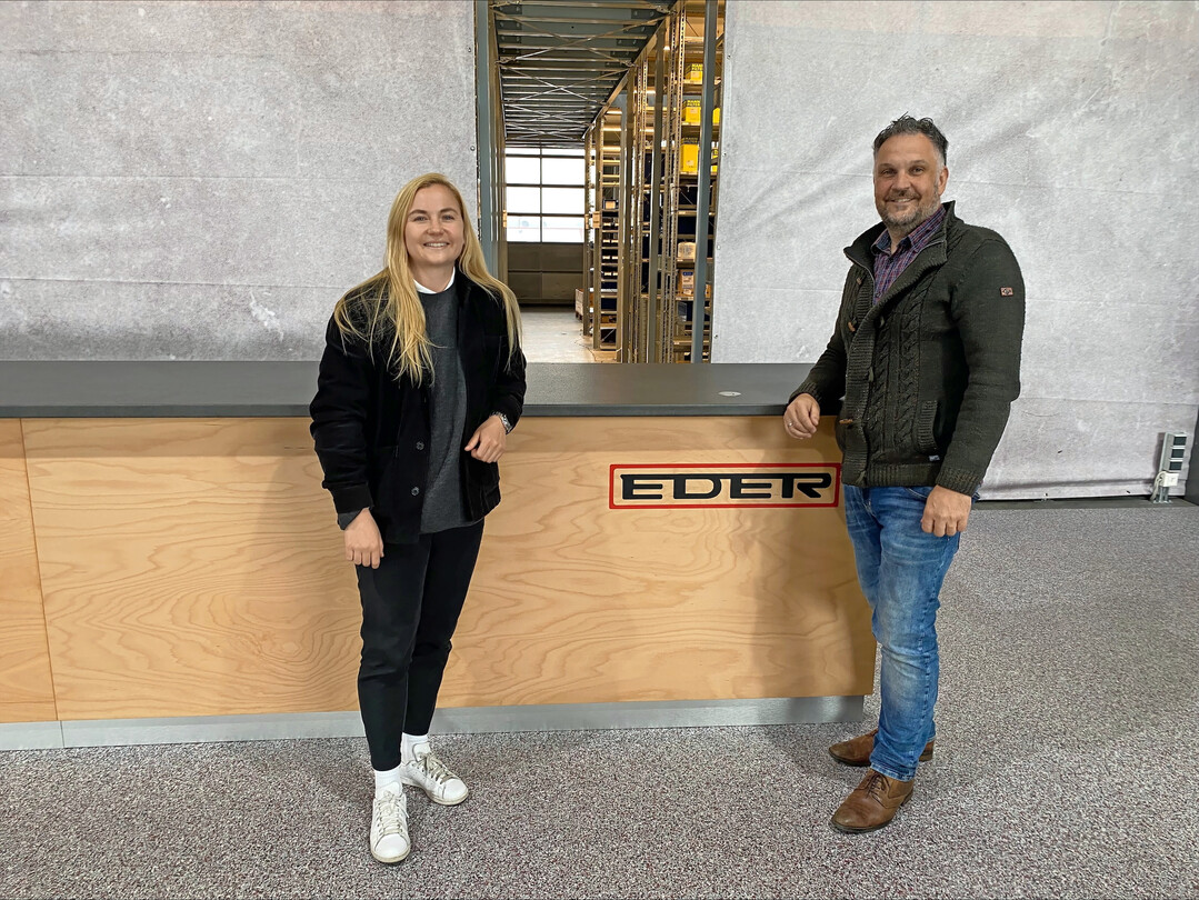 Theresa Eder (l.), Geschftsfhrerin Landtechnik, und Gebietsverkaufsleiter Hubert Schmid freuen sich ber die Standorterweiterung in Baden-Wrttemberg.