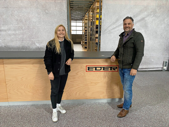 Theresa Eder (l.), Geschftsfhrerin Landtechnik, und Gebietsverkaufsleiter Hubert Schmid freuen sich ber die Standorterweiterung in Baden-Wrttemberg.