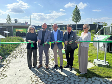 Einweihung des Parks fr Systeme des Regenwassermanagements in Rastatt. (v. l.) Petra Hoffmann, ZG Raiffeisen; Stephan Falk, Niederlassungsleiter ZG Raiffeisen Baustoffe in Rastatt; Udo Bohnert, Geschftsfhrer der ZG Raiffeisen Baustoffe GmbH; Dietmar Fehmel, Spezialist fr Regenwassermanagement und Sabine Rendler, Geschftsfhrerin Rendler Oberkirch.
