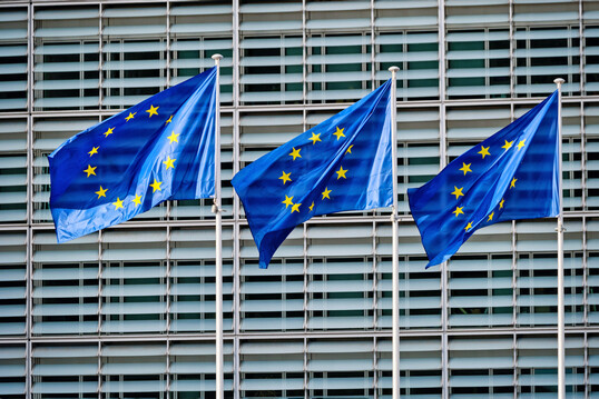 Europische EU-Flaggen vor dem Berlaymont-Gebude, dem Hauptsitz der Europischen Kommission in Brssel.