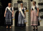 Frisch gekrönt: Hopfenkönigin Regina Mack (m.); Hopfenprinzessin Sarah Hillebrand (l.) und Hopfenprinzessin Ann-Kathrin Heine (r.)