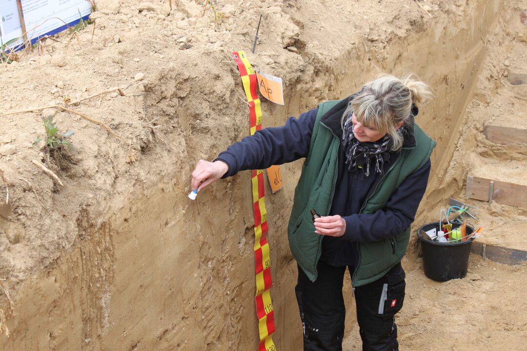 Dr. Jana Epperlein demonstriert den Kalktest. Mit verdünnter Salzsäure lässt sich schnell überprüfen, ob der Boden kalkhaltig ist. Bei Kontakt mit Kalk schäumt die Salzsäure auf.