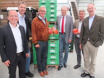 Gemsekisten Foto von links nach rechts folgende Personen: Dr. Christian Eichert, GF AL Baden-Wrttemberg Hubert Merz, Bioland Gemsebau Betrieb Merz Neuluheim Dr. Heinrich Graf Heinrich von Bassewitz, Vorsitzender des Arbeitskreises kologische Landwirtschaft beim DBV Joachim Rukwied, Prsident des Deutschen Bauernverbandes Jan Plagge, Vorstandsmitglied BLW und Prsident von Bioland Dr. Felix Prinz zu Lwenstein, Vorstandsvorsitzender BLW, Vorstandsmitglied Naturland