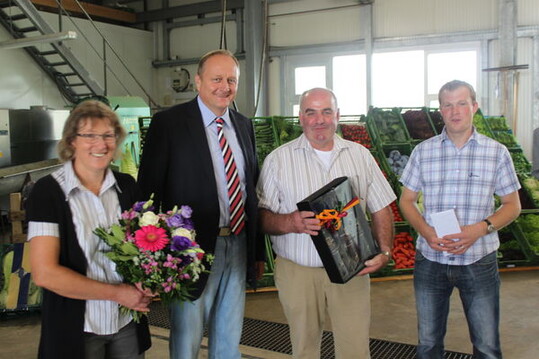 Dank und Prsent vom Prsidenten (von links): Maria Raff, LBV-Prsident Joachim Rukwied, Gerhard Raff, Sohn Thomas Raff.