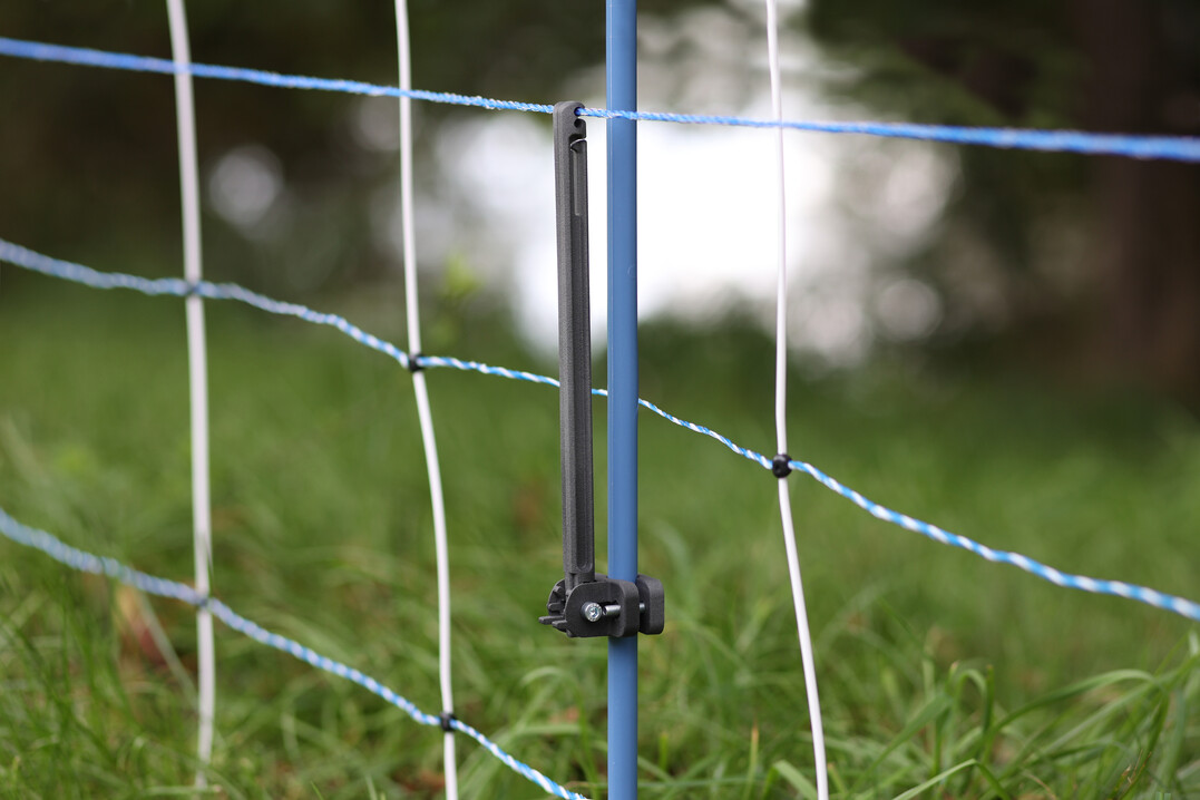 Die zurzeit in der Regel genutzten Weidenetze haben oft das Problem, dass zum einen die unterste Litze beziehungsweise die Netzkante nicht unter Strom gesetzt werden kann, weil dadurch die Gefahr von Kurzschlssen besteht und somit die gesamte Netzzaunanlage nicht funktionsfhig ist sowie der Zaun auch untergraben werden kann. Zum anderen verfgen die Netze oft nicht ber eine ausreichende Hhe, sodass sie bersprungen werden knnen.
Genau hier setzt der AKO WolfStop der Albert Kerbl GmbH an. Seine Haltestange kann nachtrglich und flexibel an bestehende Netzzune in einem definierten Abstand beziehungsweise einer geeigneten Hhe angebracht werden und kann so als Schutz vor dem Untergraben der Netze beziehungsweise zum Erhhen der Netze und damit als berspringschutz dienen.
