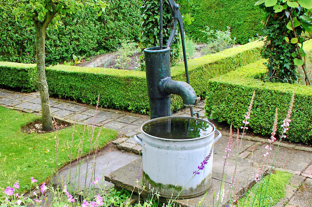 Mit einerHandschwengelpumpe bekommt der Garten einen Blickfang und das Zapfen des Wassers wird zum Erlebnis.