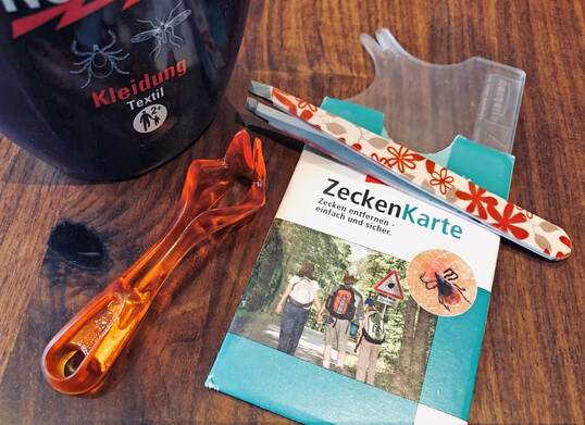 Hilfsmittel zur Bekmpfung von Zecken.