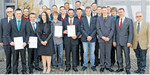 Die erfolgreichen Absolventen der Akademie in Kupferzell. Zum Abschluss gratulierten Schulleiter Dirk Büttner (l.), sein Vorgänger Willy Lackenbauer (r.) und Dr. Kurt Mezger vom Regierungspräsidium Stuttgart.