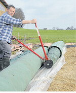Das Aufrollen der Vliesbahnen erfolgt mit Ratsche/Vliesroller.