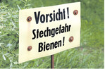 Wer als Insektengift-Allergiker ein solches Schild sieht, sollte vorsichtshalber einen Bogen um den Bienenstand machen.
