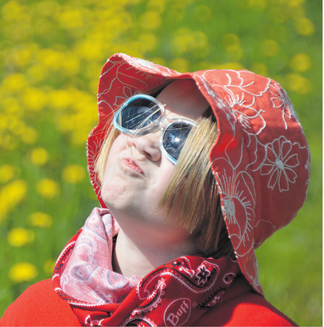 bild der woche Hellhäutige, blonde Menschen sind besonders empfindlich gegenüber hoher UV-Strahlung des Sonnenlichts. Josephine ist geschützt mit Sonnenbrille, beschattendem Hütchen und Halstuch. Sonnenschutzcreme mit hohem Lichtschutzfaktor nicht vergessen!