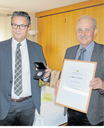 Staatsmedaille und Urkunde für Werner Kunz (r.) aus der Hand von Minister Peter Hauk.