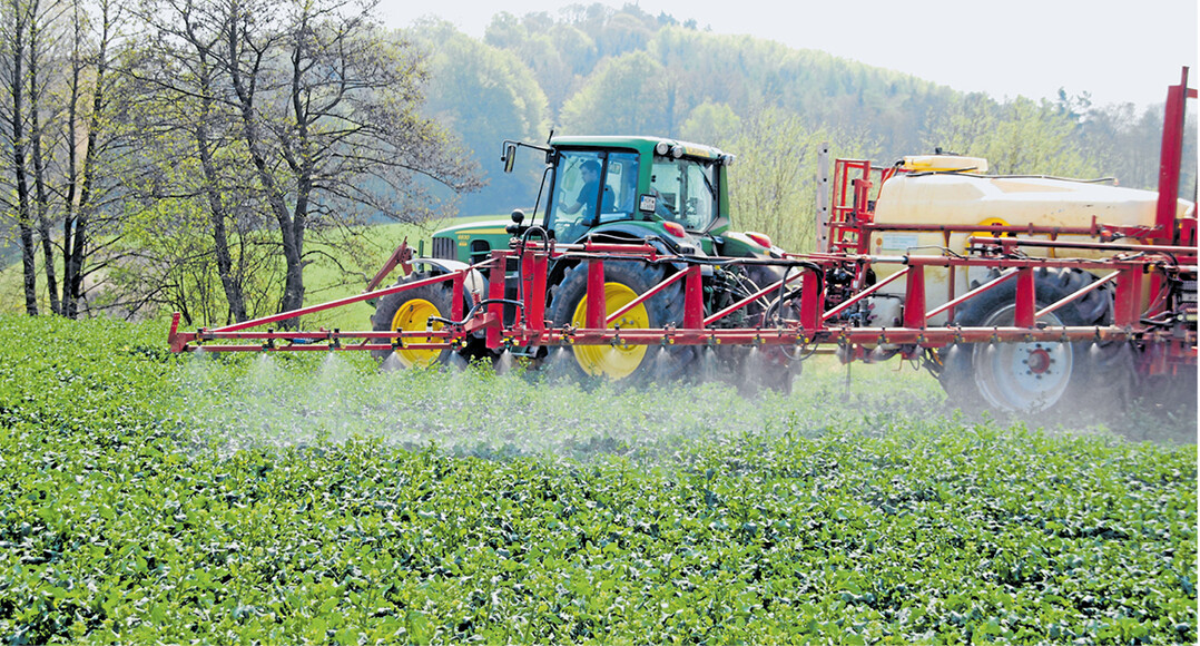 Vor der Überfahrt mit der Feldspritze im Frühjahr sollte geprüft werden, ob die Anwendung überhaupt nötig ist.