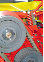 Stimmt die Riemenspannung? Bei Bedarf lässt sich diese nachjustieren. Ist ein Riemen beschädigt, sollte das gesamte Paket erneuert werden.