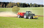 Nur mit einer ausgewogenen Düngung lässt sich auf lange Sicht hochwertiges Futter erzeugen. Damit die Nährstoffe den Pflanzen zur Verfügung stehen, muss der pH-Wert des Bodens stimmen. Ein regelmäßiger Kalkausgleich beugt einer Versauerung vor.