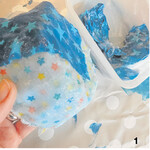 Auf das von außen mit Frischhaltefolie bedeckte Schälchen die eingekleisterten Stoffstreifen auflegen. Das Muster zeigt zur Schale. Noch zweimal wiederholen.