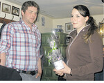 Linda Weigele, stellvertretende Landesvorsitzende, dankt Robert Bentele.