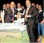 überreichte Hermann Lohbeck (r.), Sprecher der Claas Konzernleitung, ein Bild mit Futterentemaschinen im Einsatz.